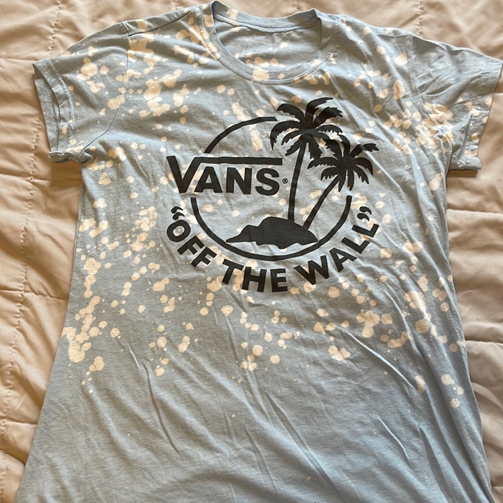 Super comfortable shirt. Size Xl. Fits more like a L